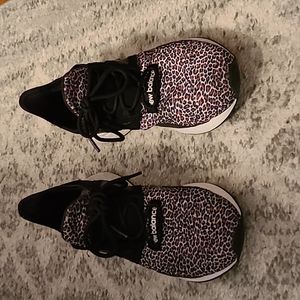 New balance roav sneakers